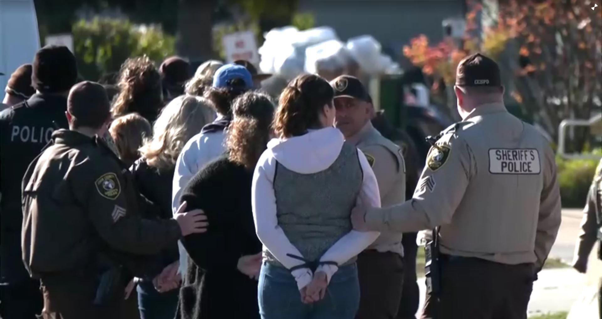 Mães são detidas durante protesto nos arredores de Chicago