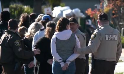 Mães são detidas em protesto contra prisão de professora de creche nos EUA