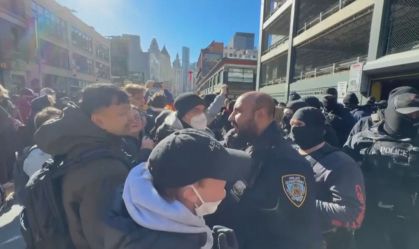 Manifestantes são presos em Nova York após impedirem batida de imigração