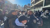 Manifestantes são presos em Nova York após impedirem batida de imigração