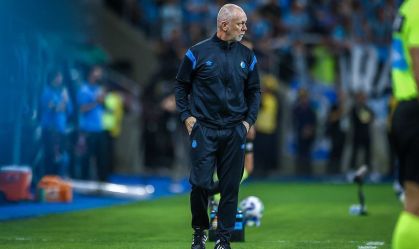 Mano Menezes explica "dedo do meio" em Grêmio x Palmeiras e faz cobrança