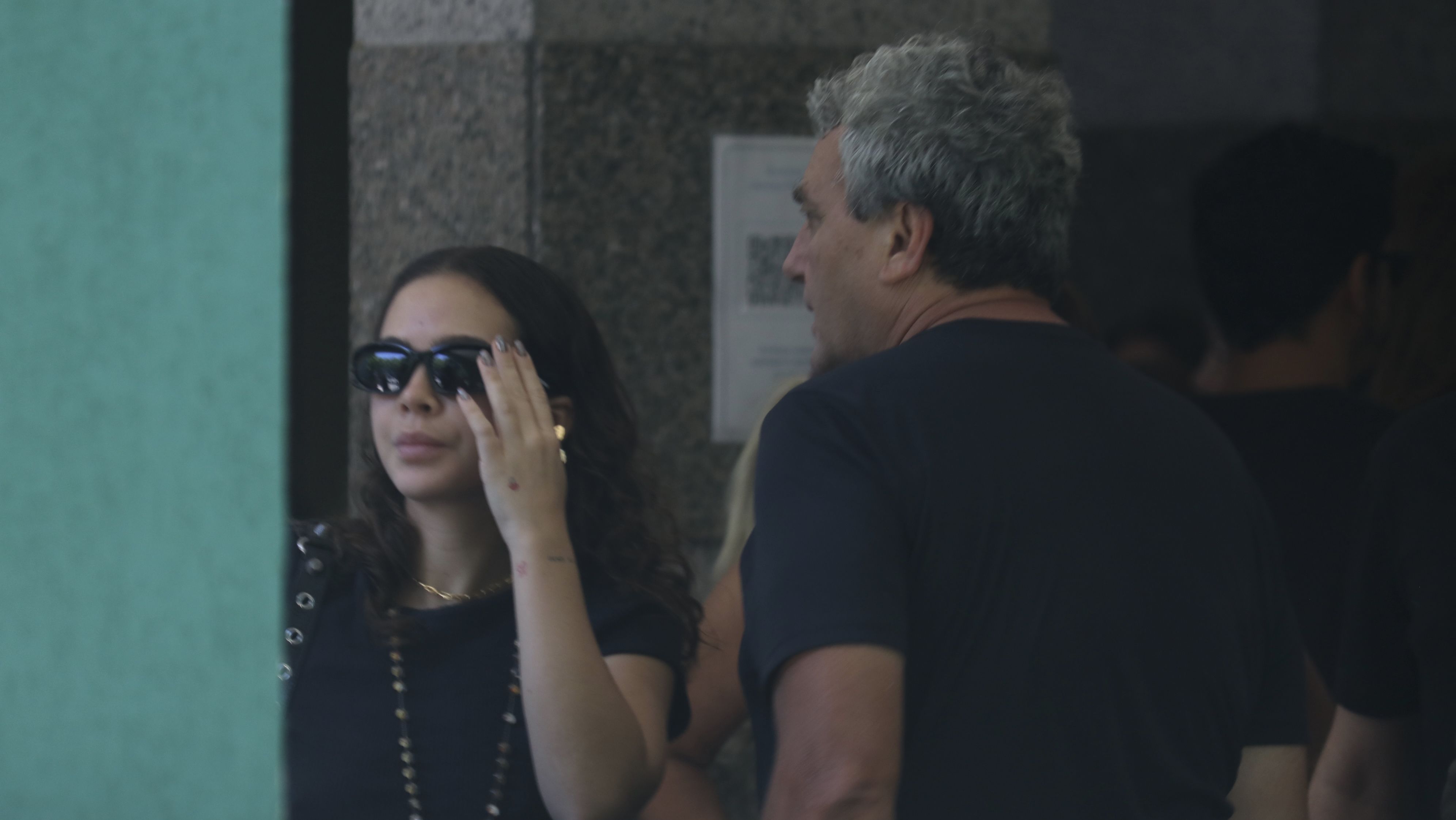 Mel Maia chega para o velório de sua mãe Débora Maia no Rio