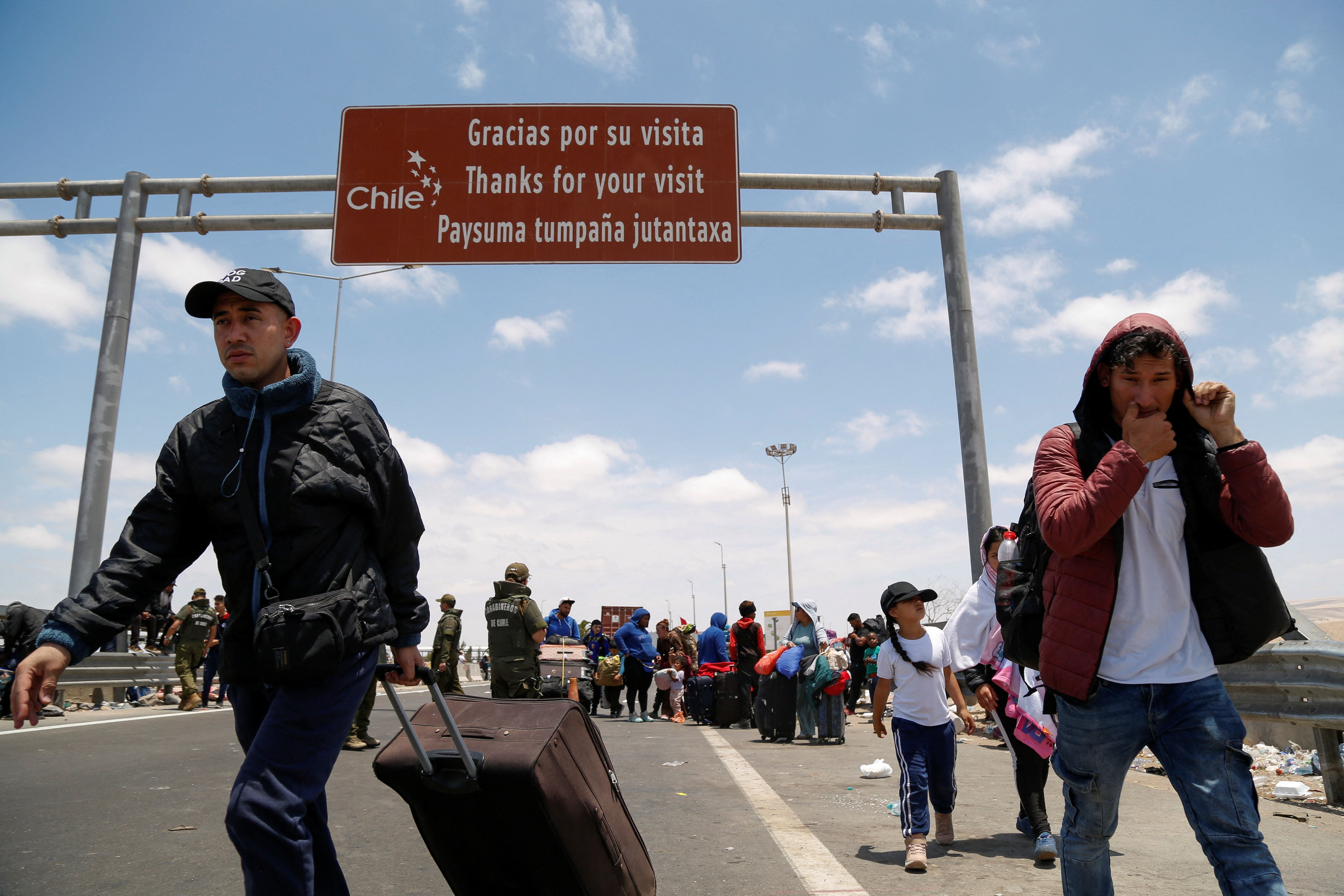 Migrantes venezuelanos que buscam sair do Chile voltam ao país após o Peru reforçar a segurança na fronteira