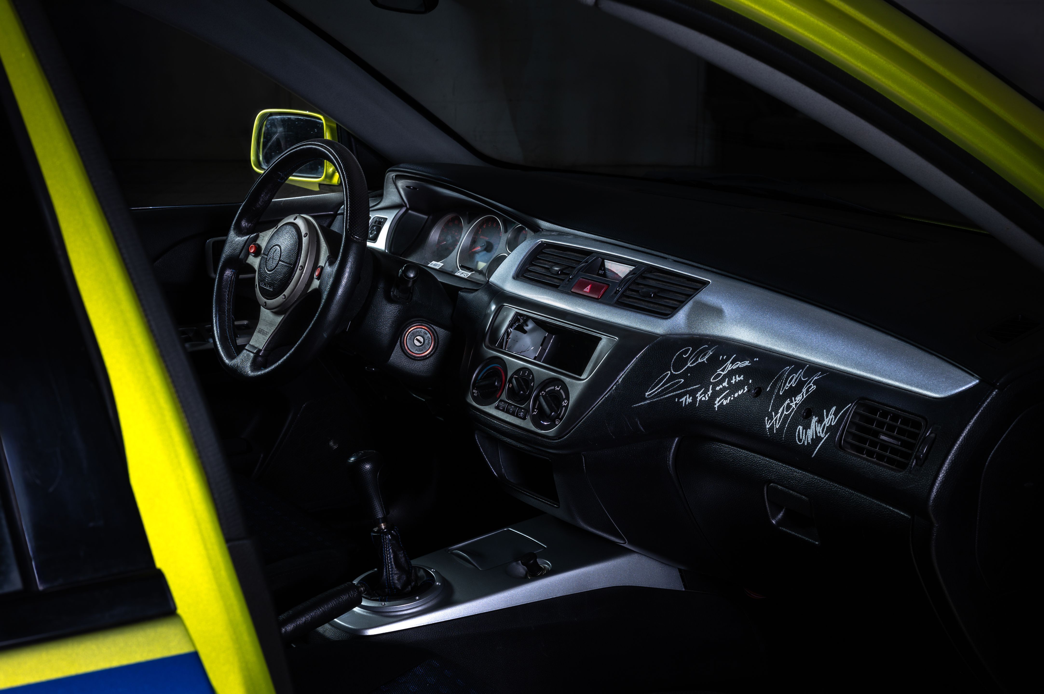 Painel do modelo tem algumas assinaturas • Bonhams Cars/Divulgação