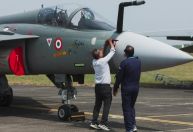 Piloto morre após caça da Índia cair durante demonstração aérea em Dubai