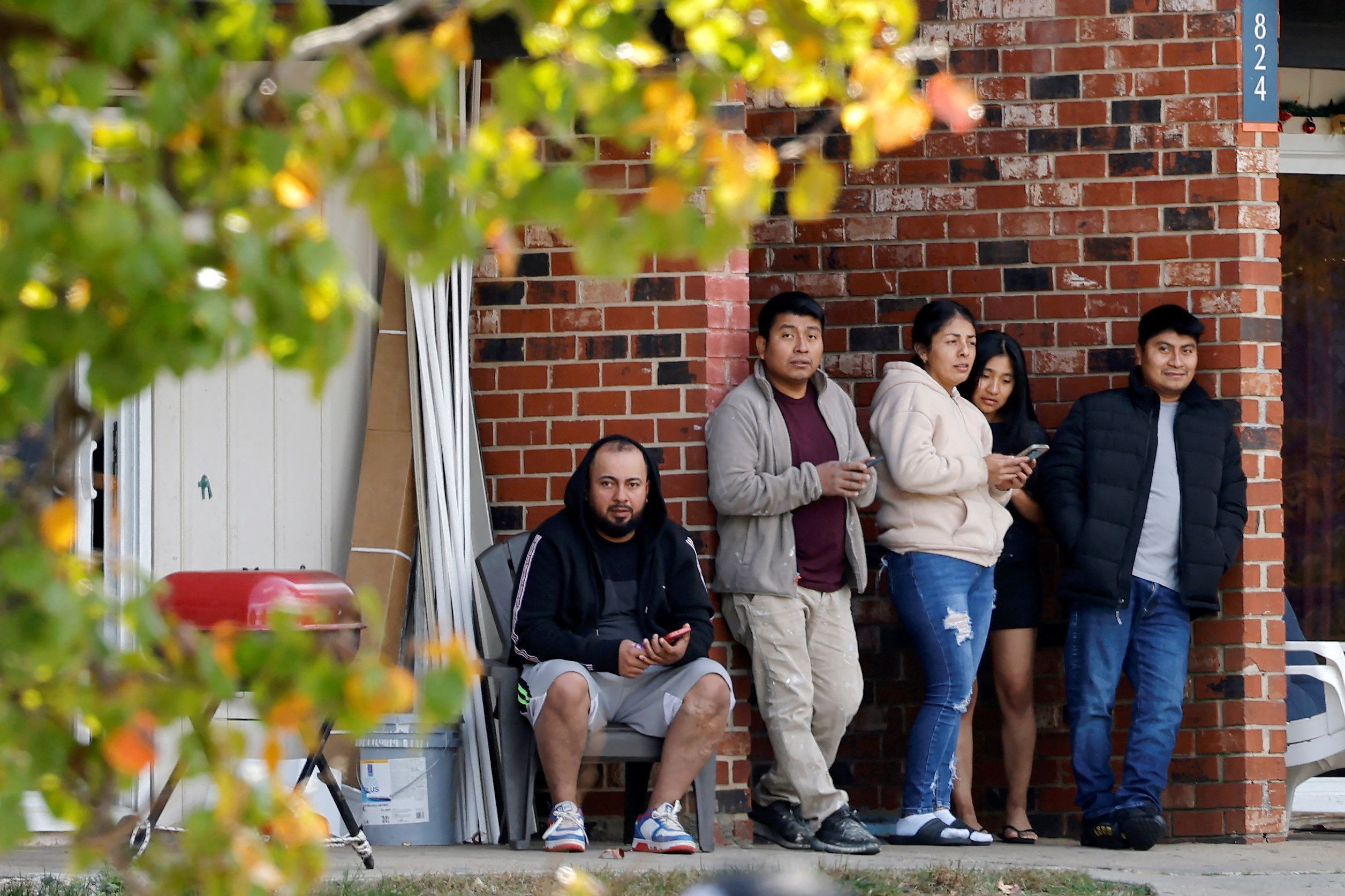 Moradores de uma comunidade latina após uma operação de autoridades federais de imigração em Raleigh, Carolina do Norte