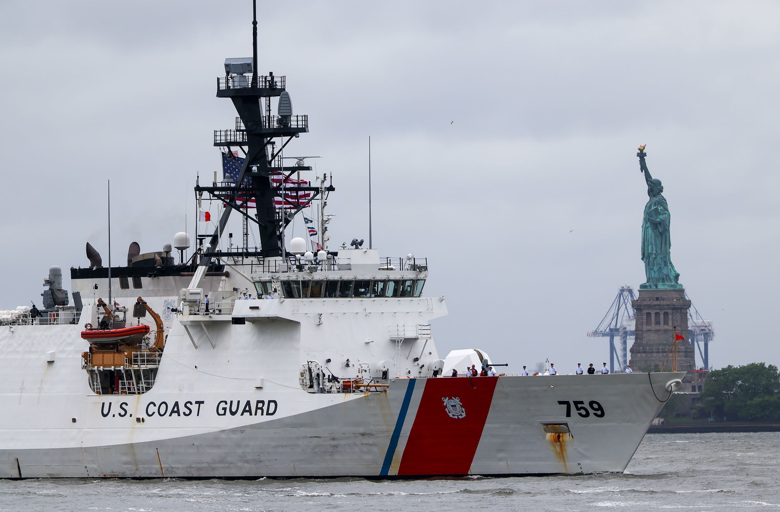 Navio da Guarda Costeira dos EUA passa pela Estátua da Liberdade