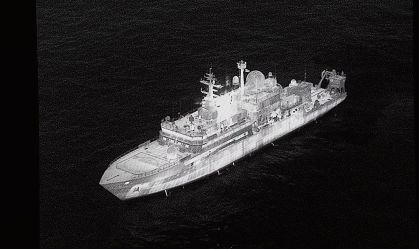 Navio espião russo entra em águas britânicas e aponta lasers para militares