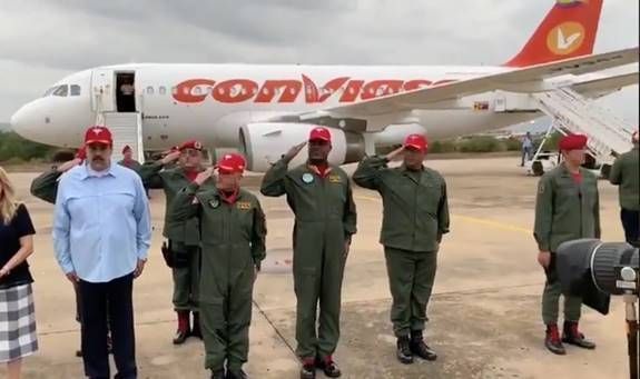 Nicolás Maduro em frente a aeronave da Conviasa