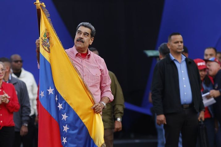 O presidente venezuelano Nicolás Maduro acena com a bandeira da Venezuela durante uma cerimônia de posse em Caracas, Venezuela, em 15 de novembro • Pedro Mattey/Anadolu via Getty Images