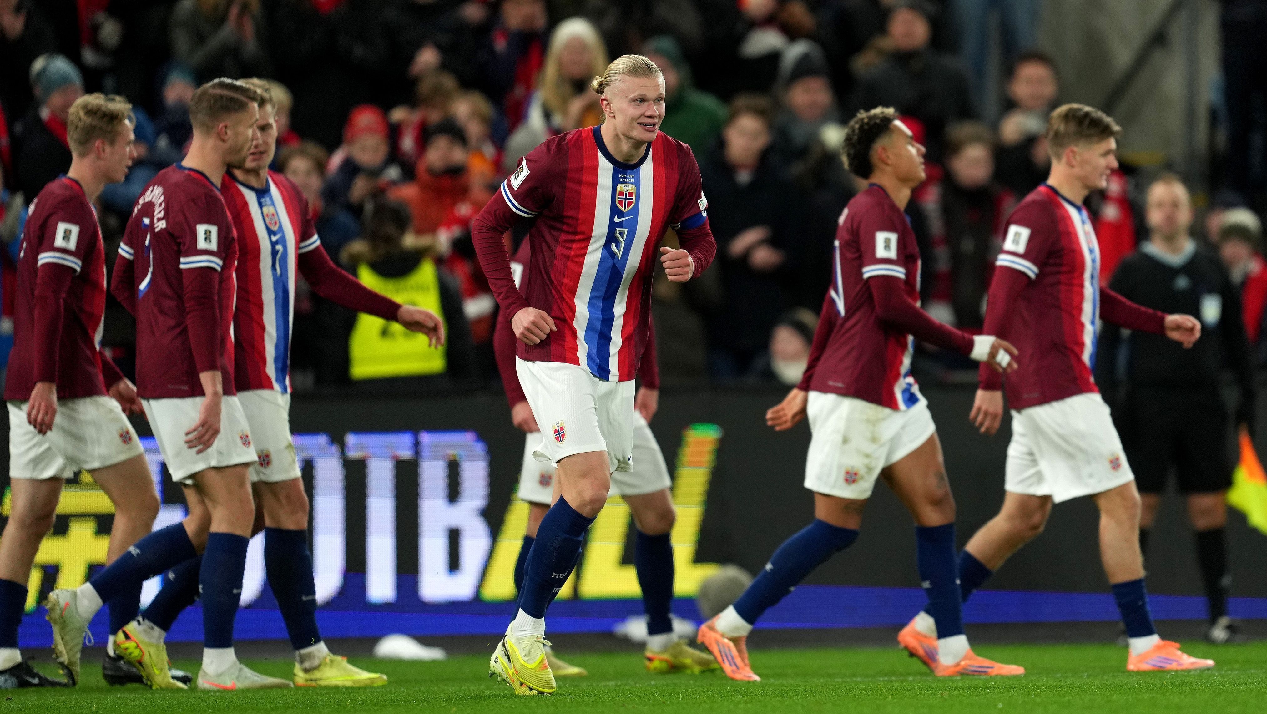 Haaland durante goleada da Noruega contra a Estônia