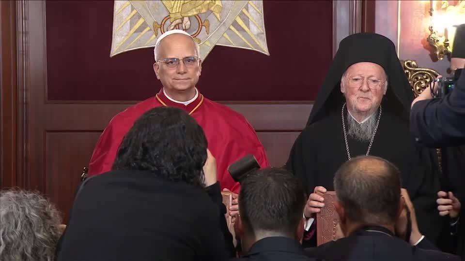 O papa Leão XIV assina declaração conjunta com o patriarca ortodoxo Bartolomeu