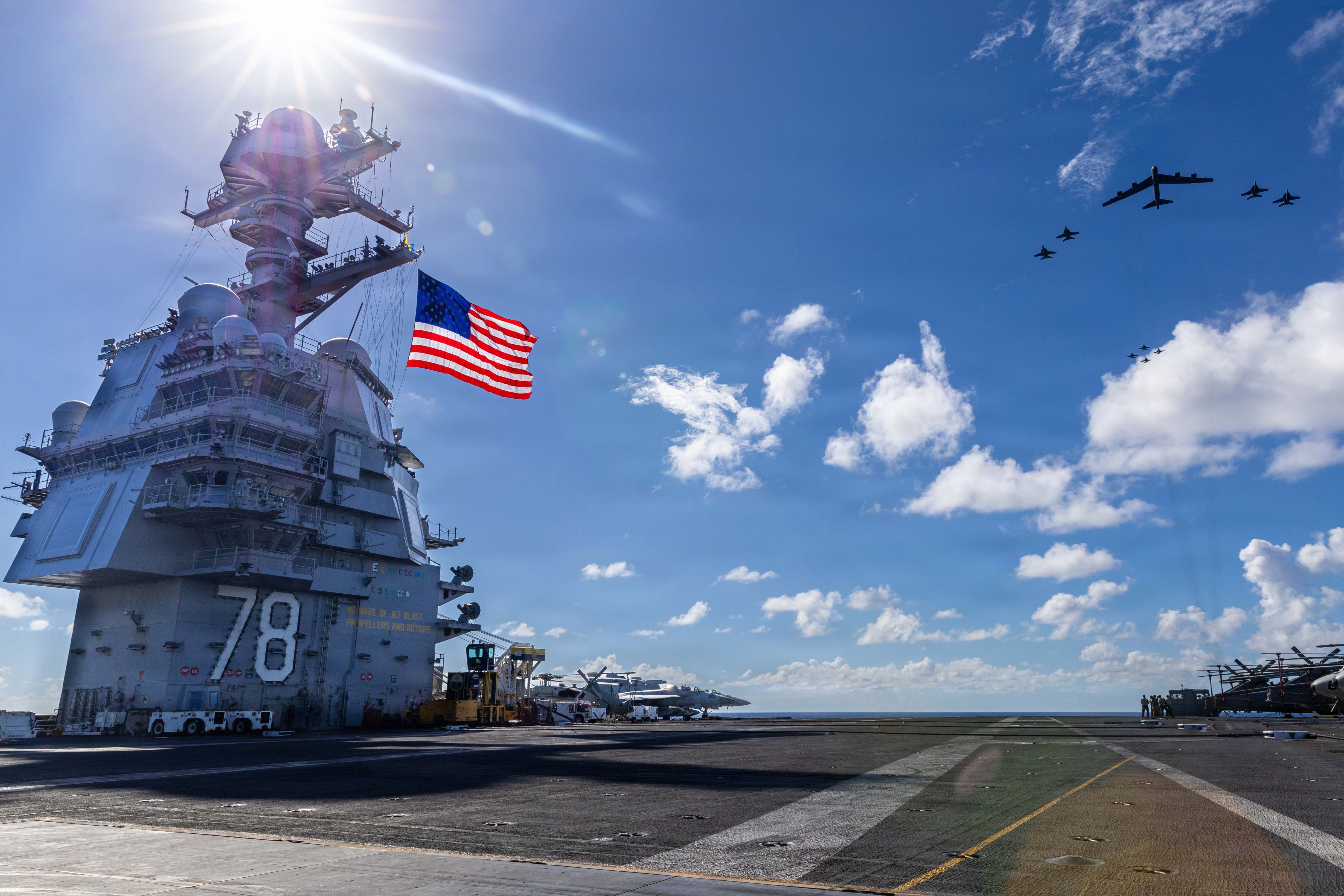 O porta-aviões USS Gerald R. Ford, os caças FA-18EF Super Hornets dos Esquadrões de Caça de Ataque 31, 37, 87 e 213 da Ala Aérea Embarcada, e um bombardeiro B-52 Stratofortress da Força Aérea operam juntos