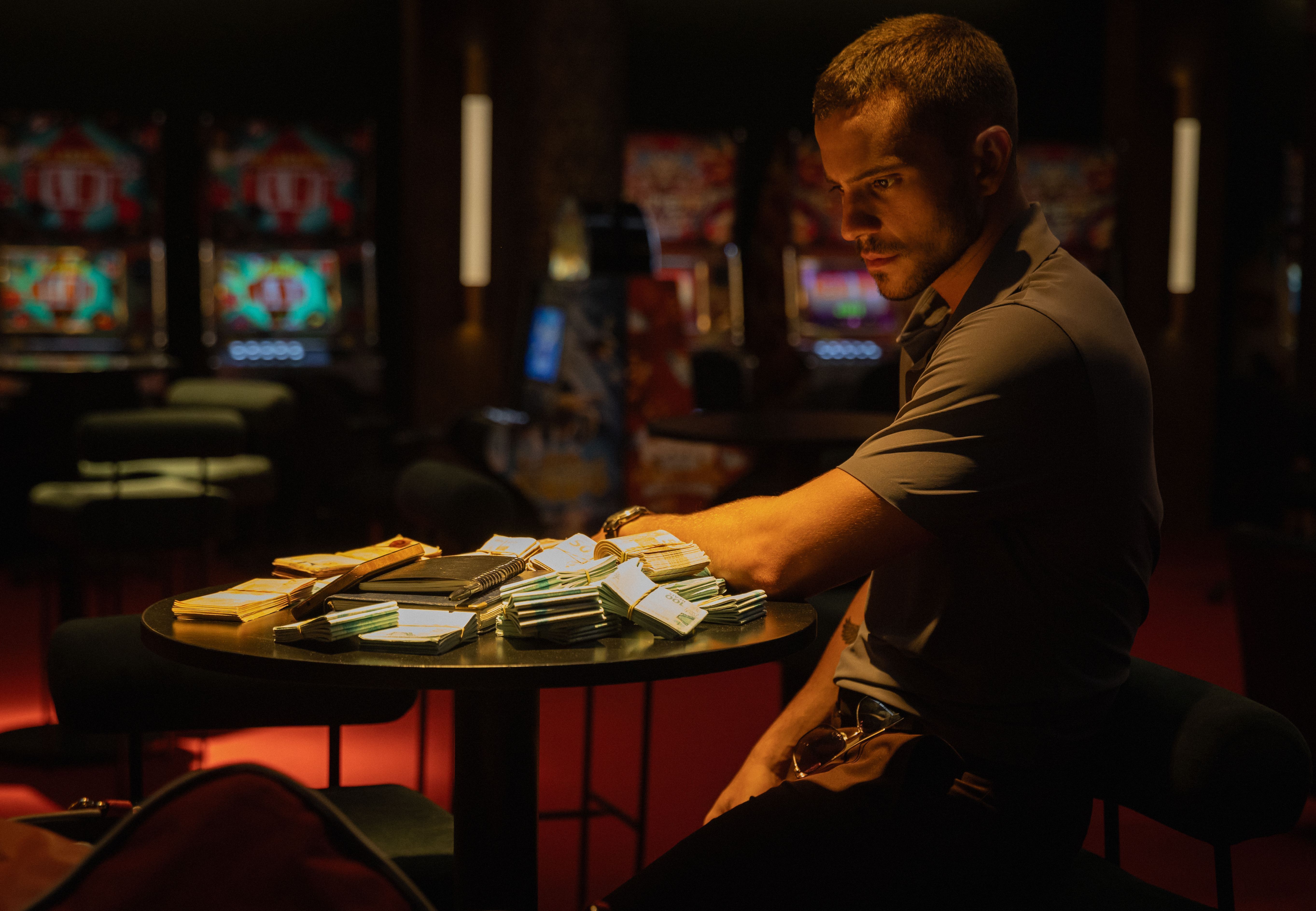 André Lamoglia interpreta Profeta em "Os Donos do Jogo" • Marcos Serra Lima e Albert Andrade/Netflix.