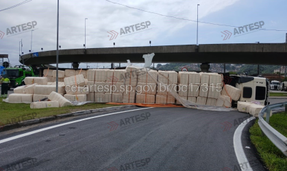 Carreta tomba e interdita Rodovia Anchieta no litoral de São Paulo