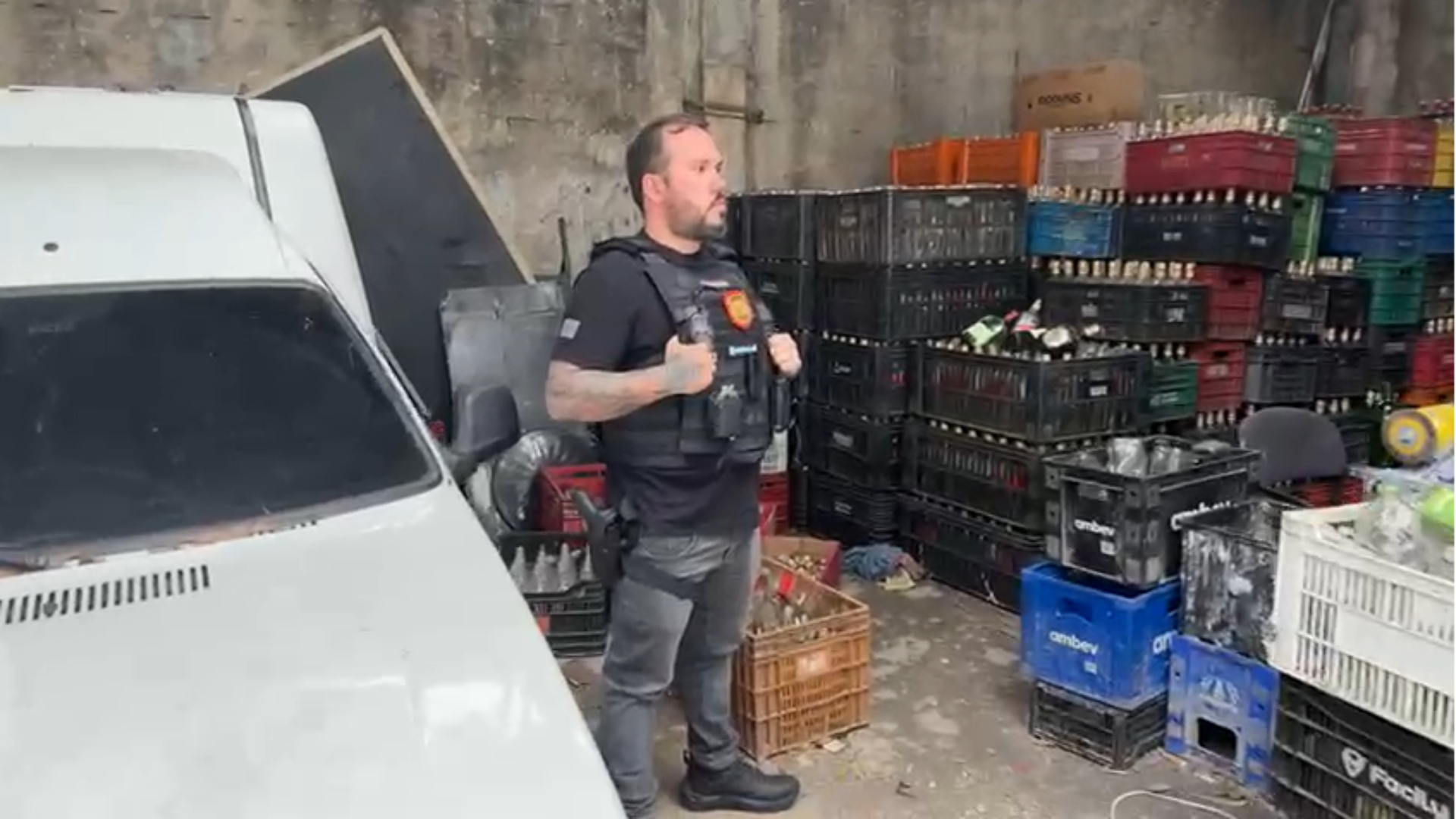 A Polícia Civil realiza, na manhã desta quinta-feira (6), uma operação contra a falsificação de bebidas alcóolicas