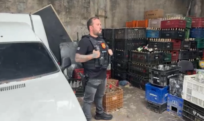 A Polícia Civil realiza, na manhã desta quinta-feira (6), uma operação contra a falsificação de bebidas alcóolicas