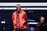 Oasis homenageia Gary "Mani" Mounfield em show em SP dias após sua morte