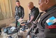 Polícia encontra drogas escondidas em escola durante operação no Rio