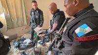 Polícia encontra drogas escondidas em escola durante operação no Rio