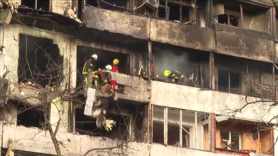 Operários inspecionam quarteirão danificado em Kiev após ataques russos
