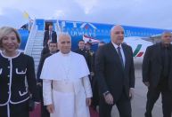 Papa Leão XIV chega ao Líbano durante primeira viagem internacional