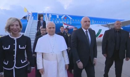 Papa Leão XIV chega ao Líbano durante primeira viagem internacional