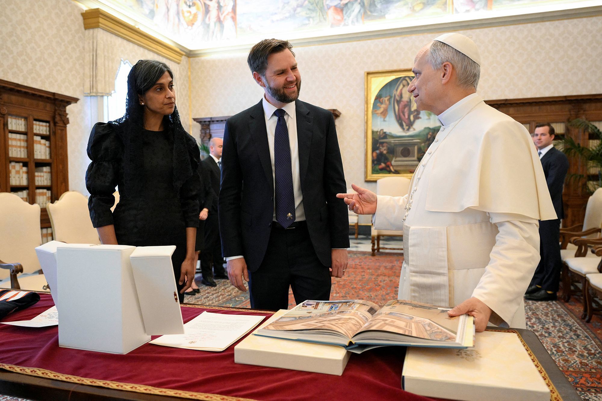 Papa Leão XIV se reúne com o vice-presidente JD Vance e a segunda-dama Usha Vance no Vaticano, em 19 de maio • Simone Risoluti/Vatican Media/Reuters via CNN Newsource