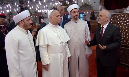 Papa Leão XIV fica descalço ao visitar mesquita em Istambul