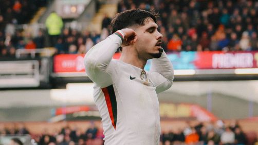 Pedro Neto, do Chelsea, comemorando gol