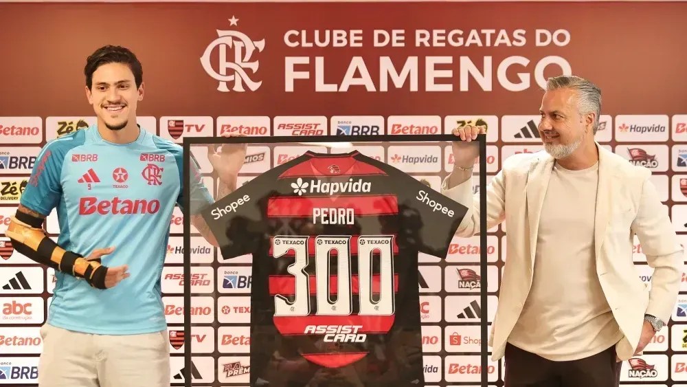 Pedro é homenageado no Ninho do urubu