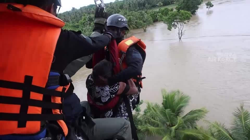 Pessoas resgatadas de telhados após o ciclone Ditwah atingir o Sri Lanka