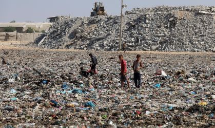Pilhas de lixo e esgoto contaminam Faixa de Gaza após anos de ataques