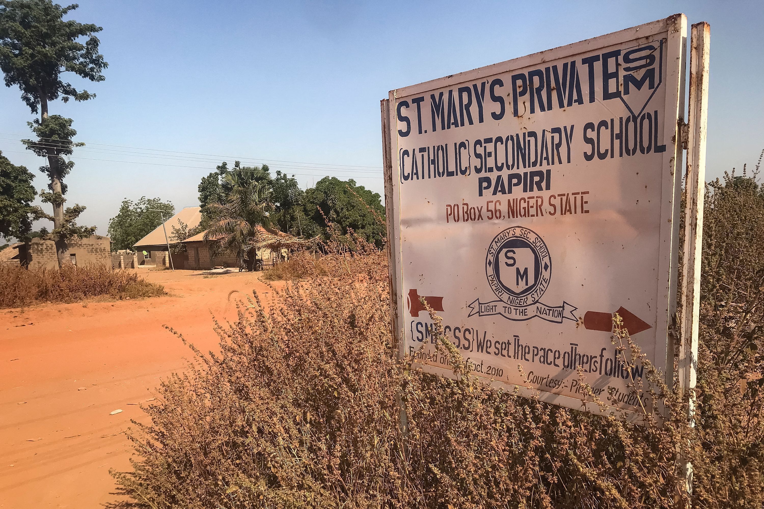 Placa com o nome da Escola Católica Particular de Santa Maria está localizada na entrada da escola em Papiri, estado de Níger.