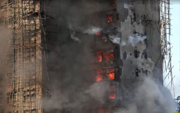 Prédio de complexo residencial em chamas em Hong Kong • Reprodução/Reuters