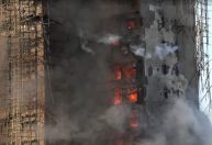 Incêndio em Hong Kong: Três homens são presos e acusados de negligência