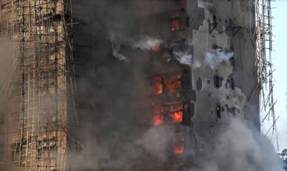 Prédio de complexo residencial em chamas em Hong Kong