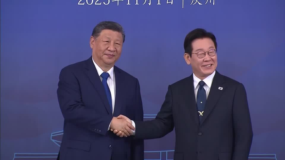 Presidente da Coreia do Sul, Lee Jae-myung e líder chinês, Xi Jinping, apertando as mãos