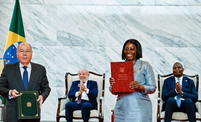 Presidente da República, Luiz Inácio Lula da Silva, durante cerimônia de assinatura de atos oficiais. Palácio Presidencial, Sala dos Grandes Atos