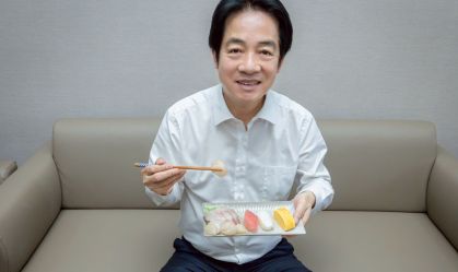 Em provocação à China, presidente de Taiwan come sushi em apoio ao Japão