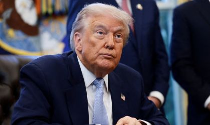 Trump critica repórter e pede revogação da licença de emissora