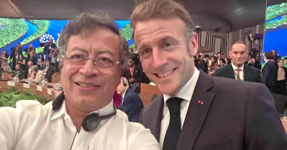 Presidentes da Colômbia, Gustavo Petro, e da França, Emmanuel Macron, tiram selfie em Belém