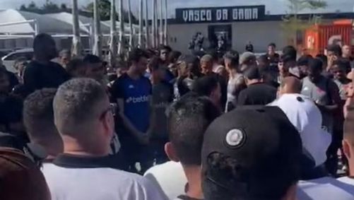 Torcida do Vasco protesta na frente do CT