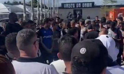 Torcida do Vasco protesta na frente do CT