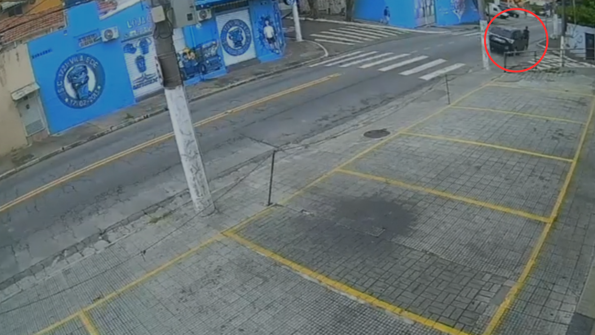 Câmeras de segurança flagraram o momento em que a vítima caminha pela rua e é atingida pelo carro.