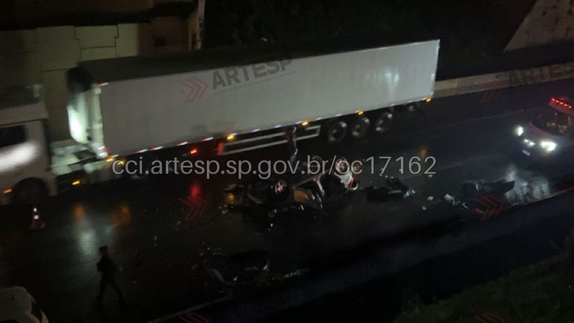 sinistro começou quando o morotista de um Ford Fiesta perdeu o controle da direção e bateu o carro em uma barreira de concreto