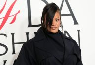 Rihanna faz primeira aparição pública com a filha; veja foto