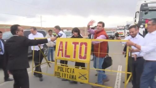 Rodrigo Paz lidera grande comboio de combustível chegando à Bolívia