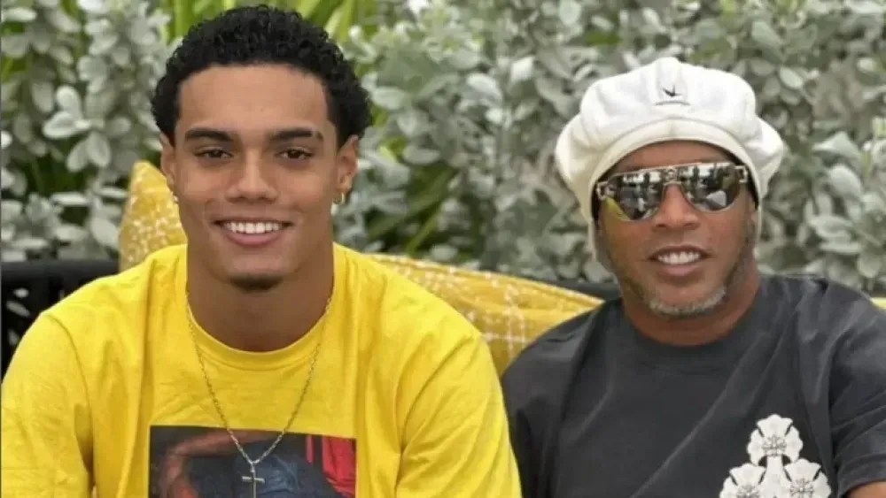 Ronaldinho Gaúcho e seu filho, João Mendes, de 20 anos
