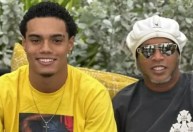 Filho de Ronaldinho, jogador de clube inglês nega pressão por parentesco